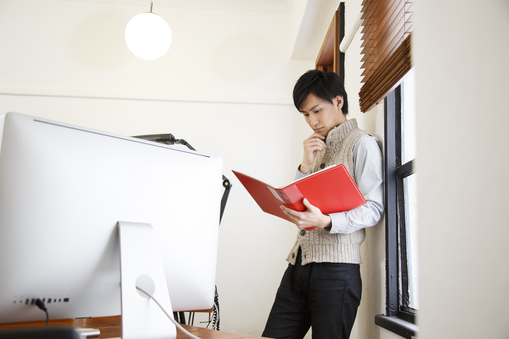 個人成りを考える男性